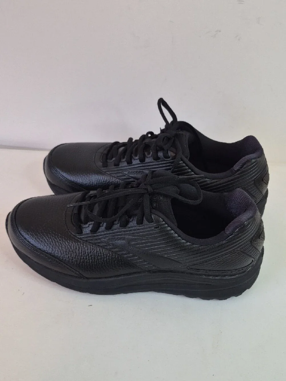 Brooks Men's All-Black Athletic Walking Shoes Size 9.5